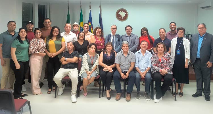 Fotografia dos participantes da reunião posando lado a lado