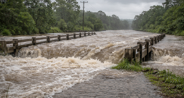 Imagem de águas cobrindo ponte sobre rio