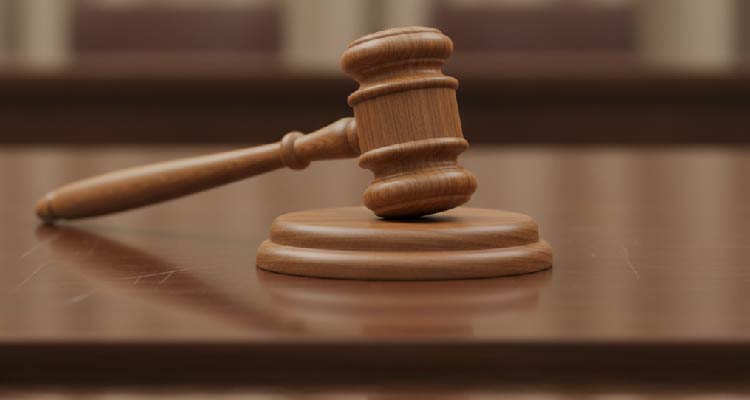 Fotografia de martelinho usado em tribunais