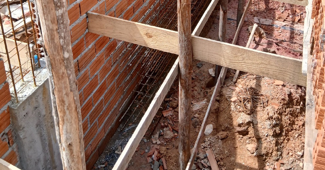 Foto de obra de um muro em andamento