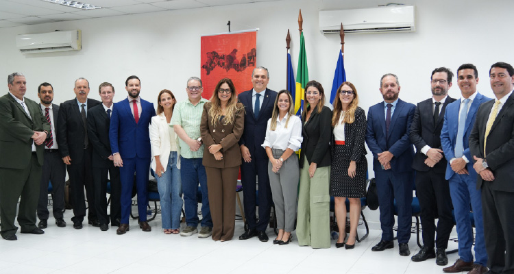 Fotografia de PJs posando em pé e enfileirados lado a lado