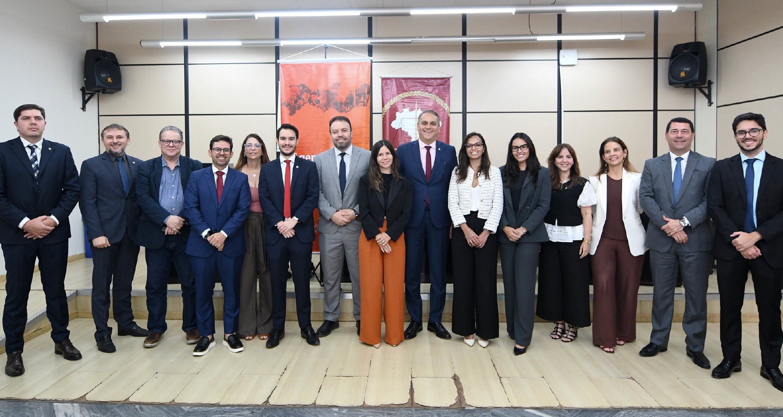 Fotografia do PGJ cercado por PJs 