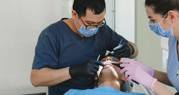 Fotografia de odontologista atendendo paciente