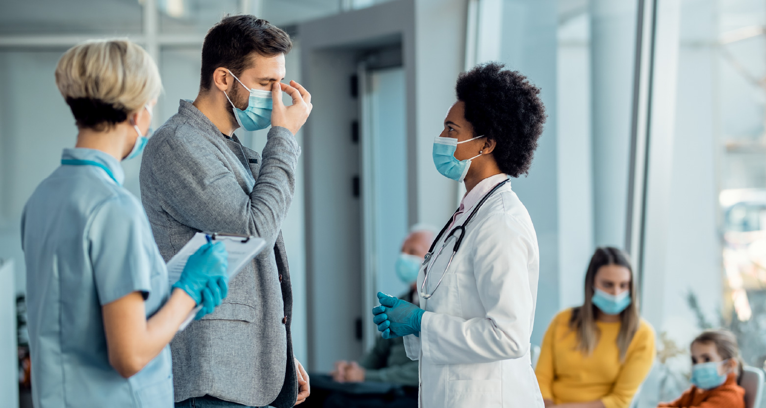 Fotografia de profissionais de saúde reunidos 