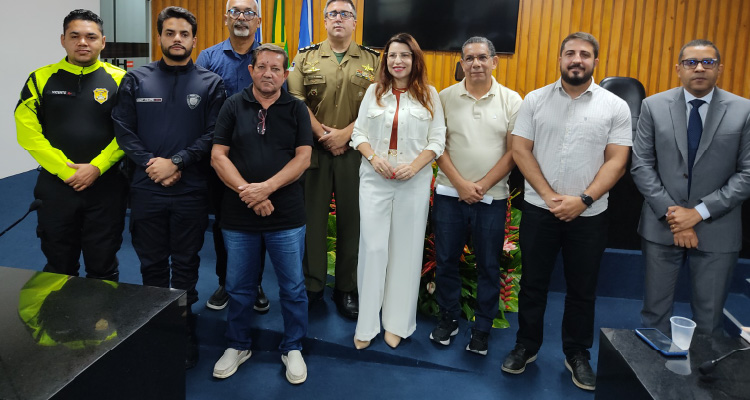 Fotografia dos participantes da reunião posando em pé e lado a lado