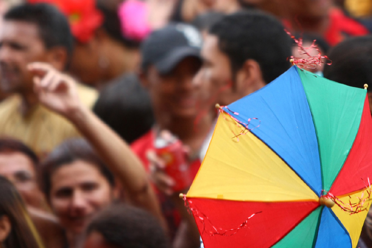 Imagem de pessoas brincando carnaval na rua