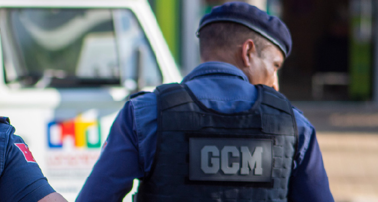 Imagem de guardas patrulhando em rua