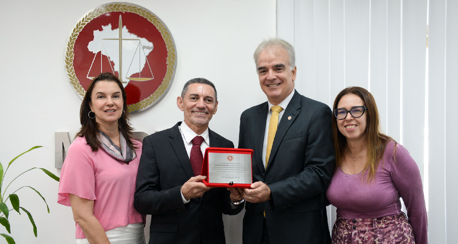 Promotor Sérgio Tenório recebe homenagem do PGJ