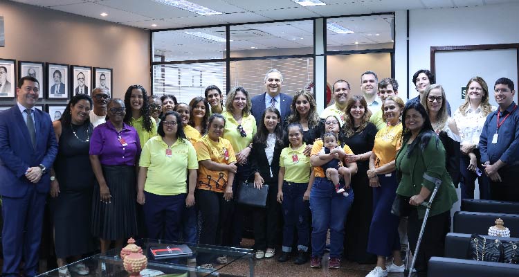Participantes da reunião reunidos juntos para a fotografia