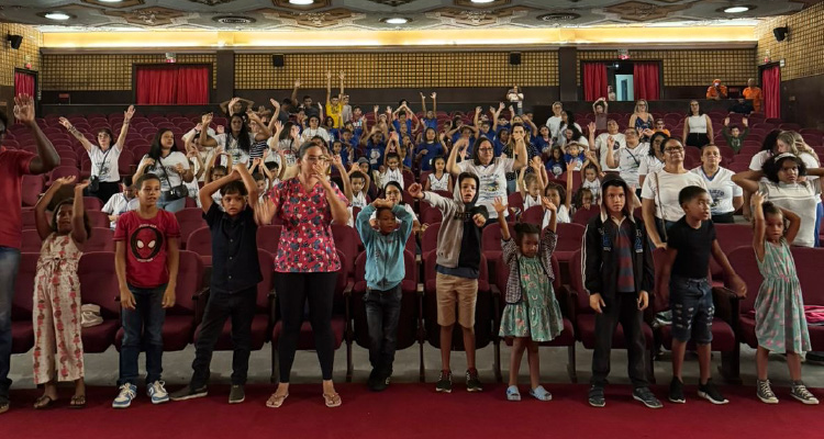 Fotografia de plateia comemorando exibição dos curtas