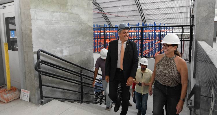 Equipe percorre corredores em obra de novo prédio do MPPE