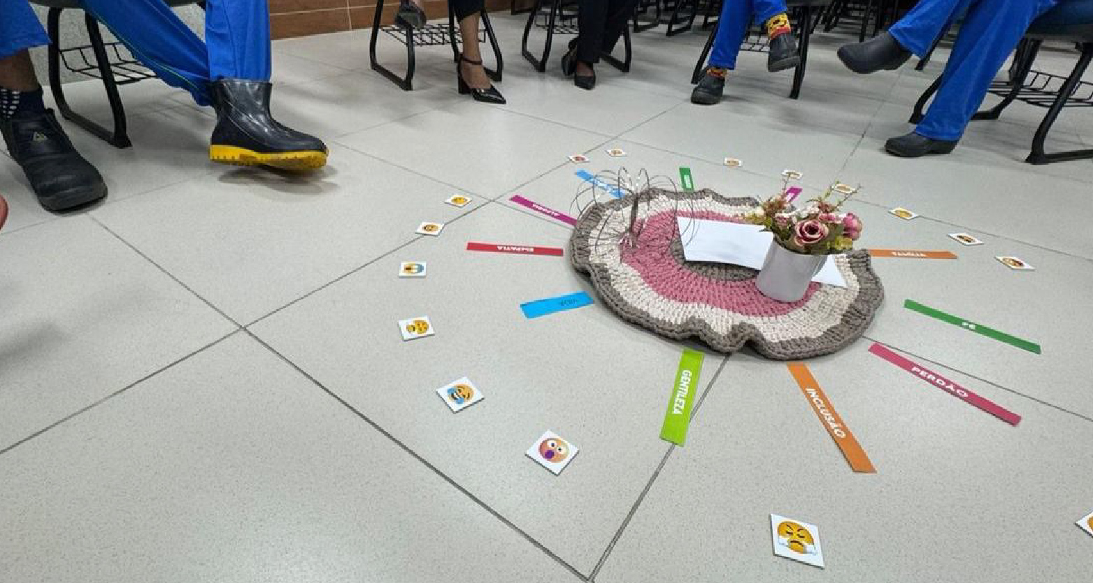 Fotografia de atividade lúdica praticada no chão