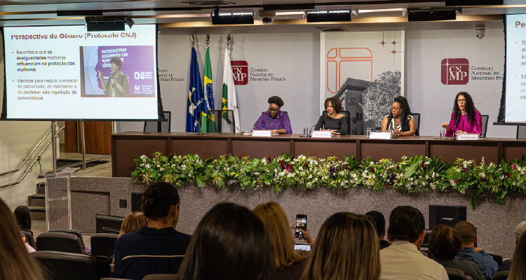 Fotografia com participantes na mesa do evento