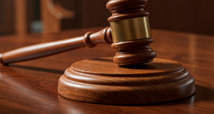 Fotografia de martelo usado em tribunais