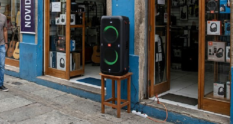 Imagem de caixa de som em frente a estabelecimento comercial