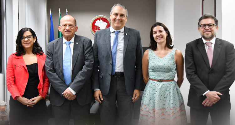 Fotografia dos participantes da reunião em pé e lado a lado