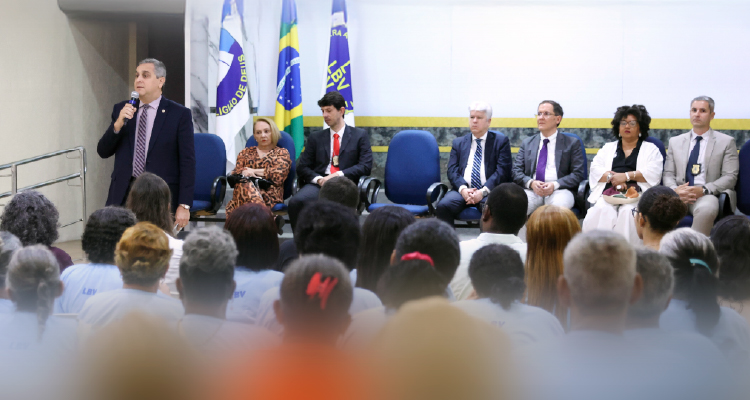 Fotografia do PGJ falando ao microfone para plateia