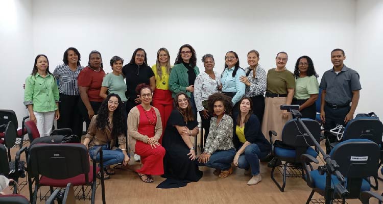 Foto dos participantes do evento posando em pé e lado a lado