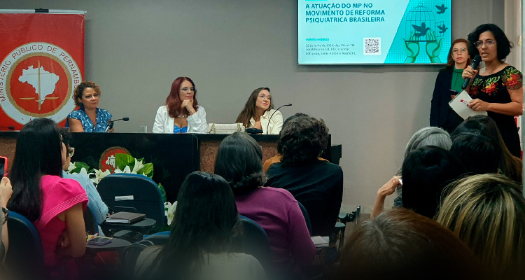 Fotografia de palestrantes do evento em frente ao público