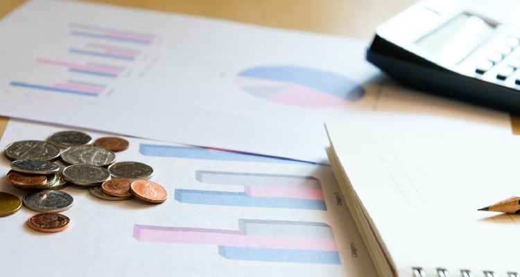 Fotografia de papéis sobre a mesa com moedas em cima