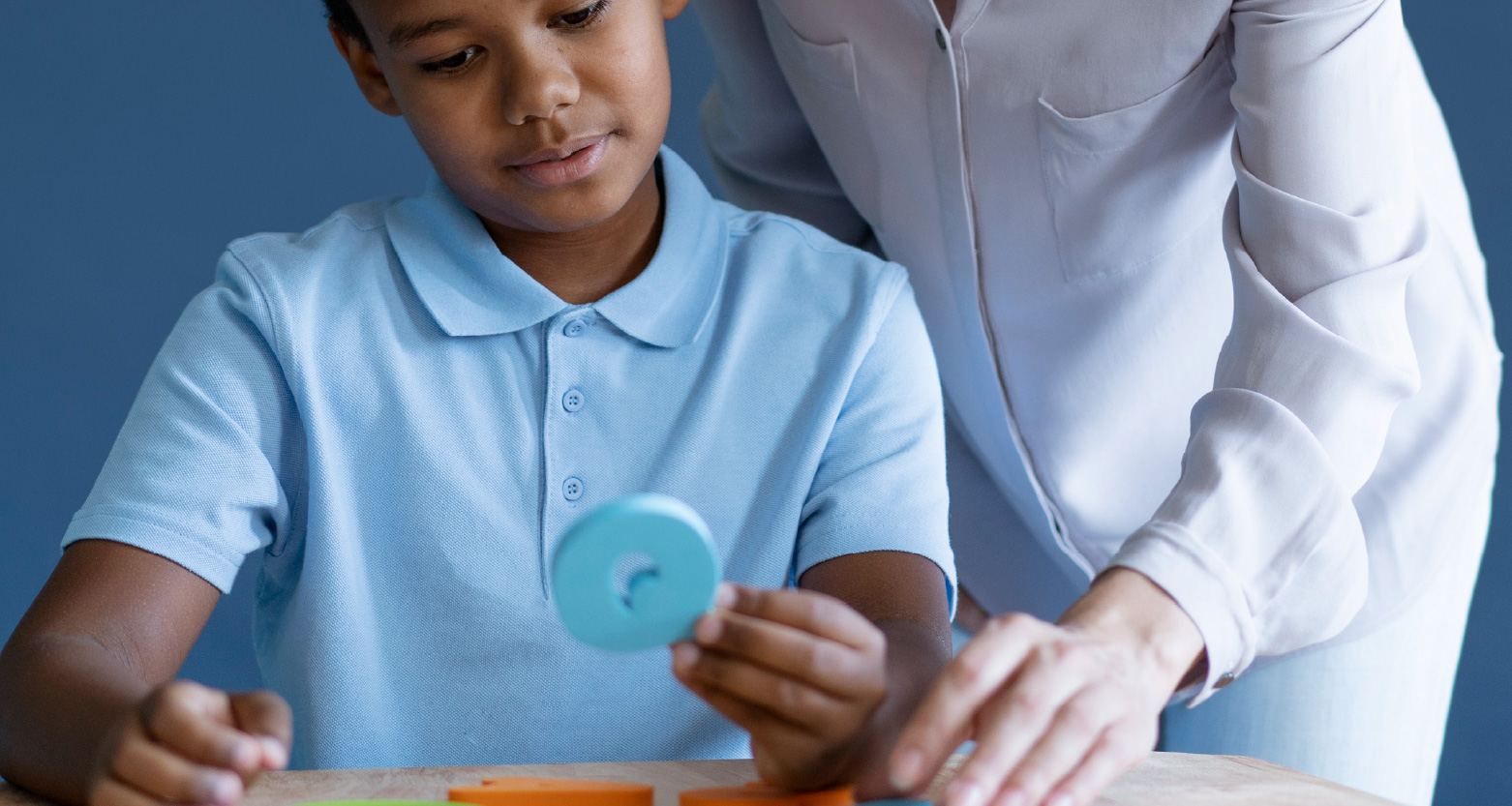 Fotografia de criança segurando brinquedo