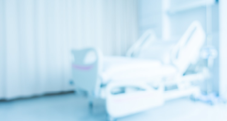 Fotografia desfocada de leito hospitalar