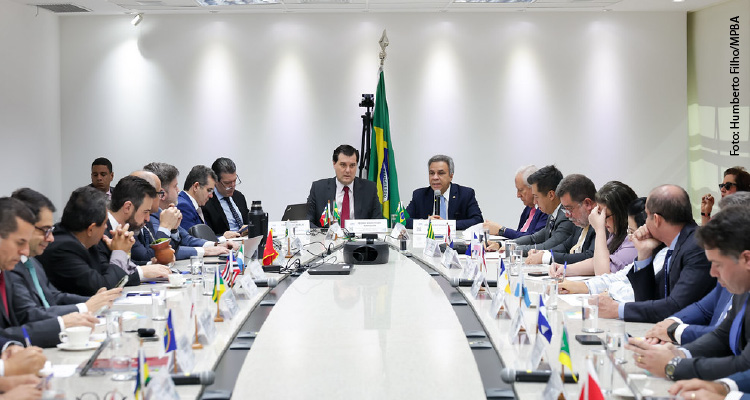 Fotografia da mesa de reunião com os participantes