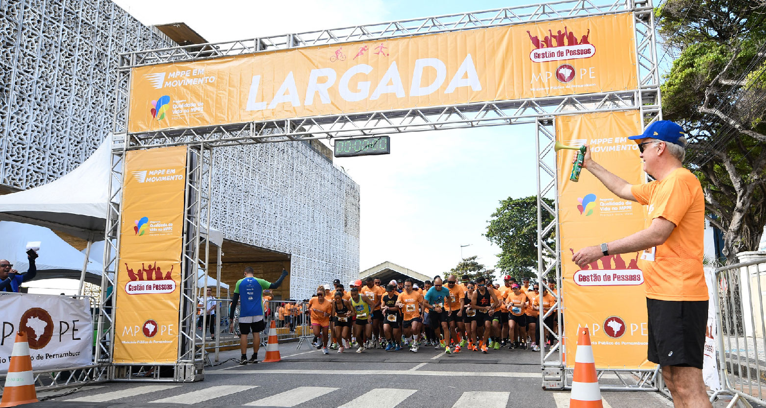 Fotografia do PGJ dando a largada da corrida