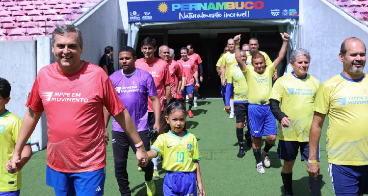 Fotografia de equipes com padrão de jogo entrando em campo