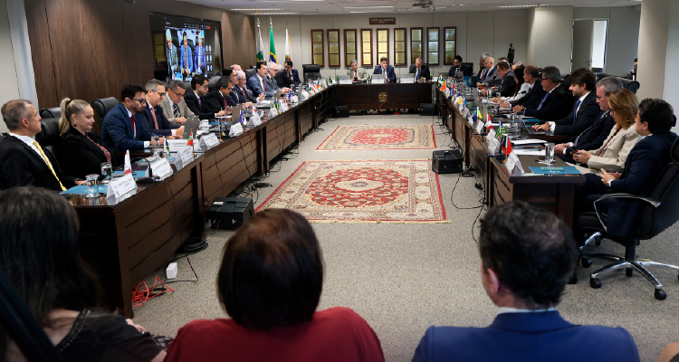 Fotografia de PGJs nacionais reunidos em volta de grande mesa