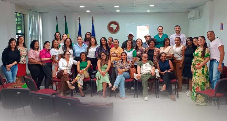 Fotografia de participantes do evento posando para a câmera