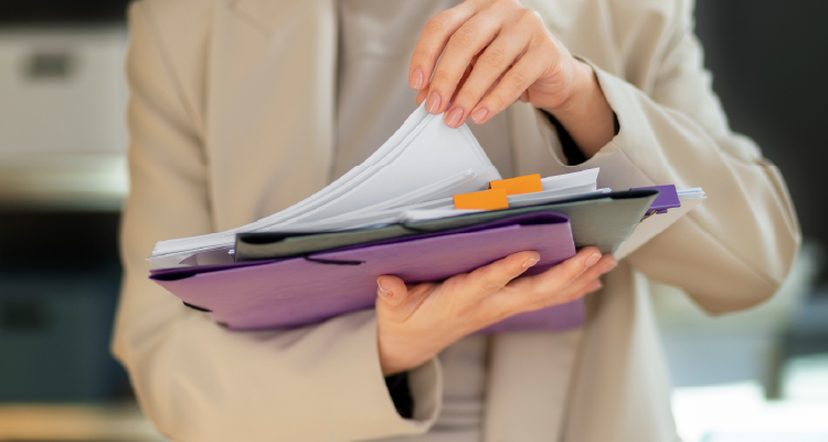 Imagem de pessoa segurando pasta com papéis