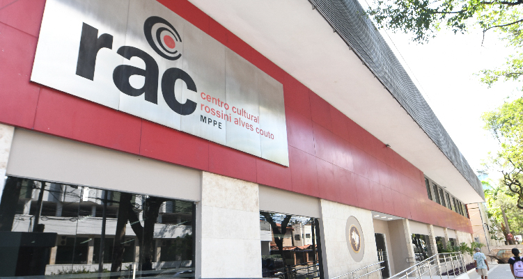 Foto da entrada do edifício do Centro Cultural Rossini Alves Couto