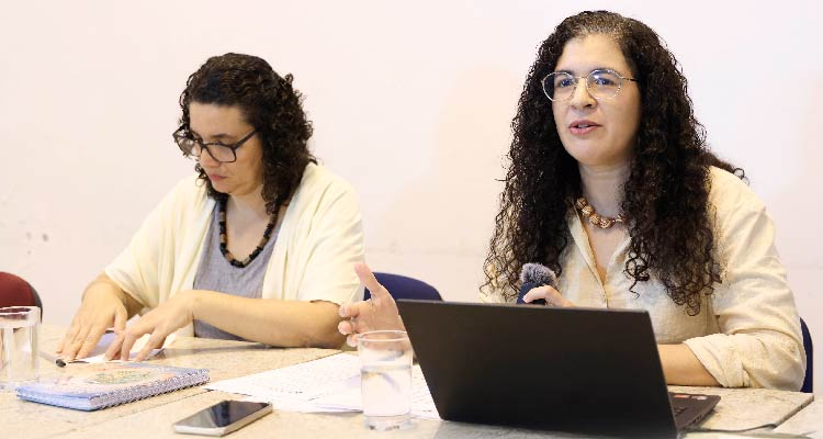 Fotografia da Promotora de Justiça discursando 