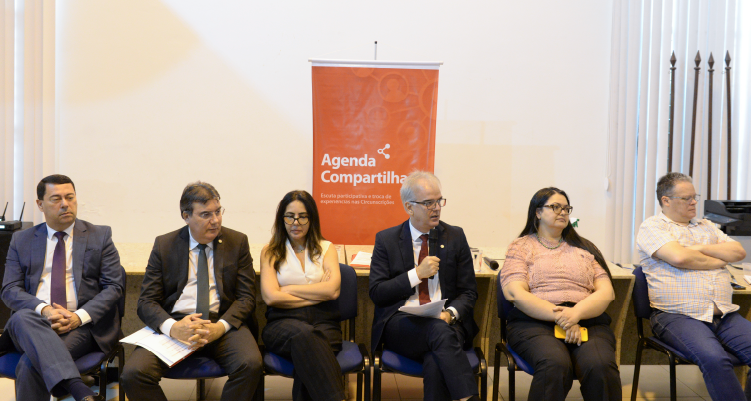 Participantes da agenda sentados em cículo