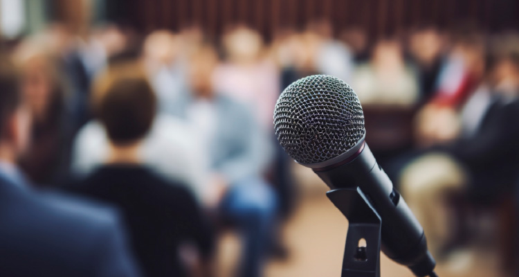 Imagem de microfone em palco
