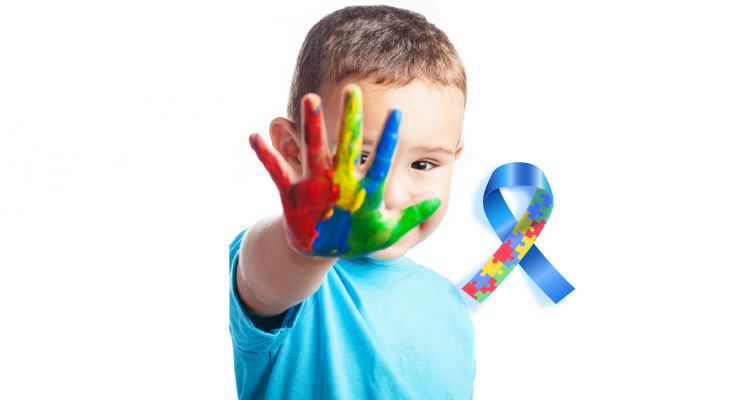 Foto de criança com mão colorida de tinta ao lado do laço que representa o autismo