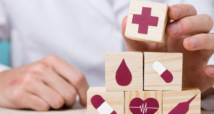 Imagem de pessoa montando blocos com ícones de saúde