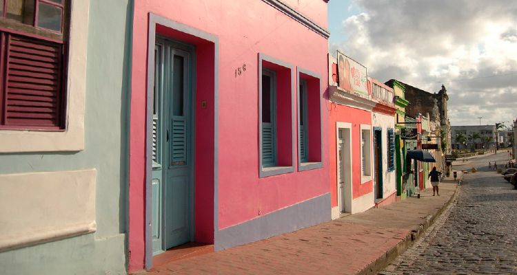 Imagem de rua com casario antigo de Olinda