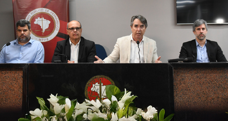 Foto da mesa com participantes que responderam as perguntas na coletiva