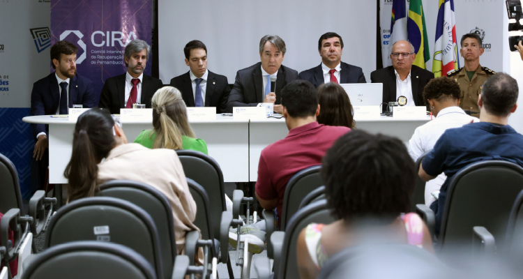 Participantes da coletiva falam para o auditório onde estão os repórteres