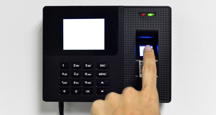 Imagem de dedo digitando em equipamento de ponto