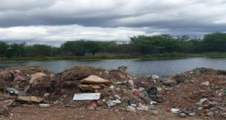 Imagem de lixão em beira de lago
