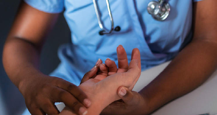 Imagem de pessoa sendo examinada por profissional da saúde