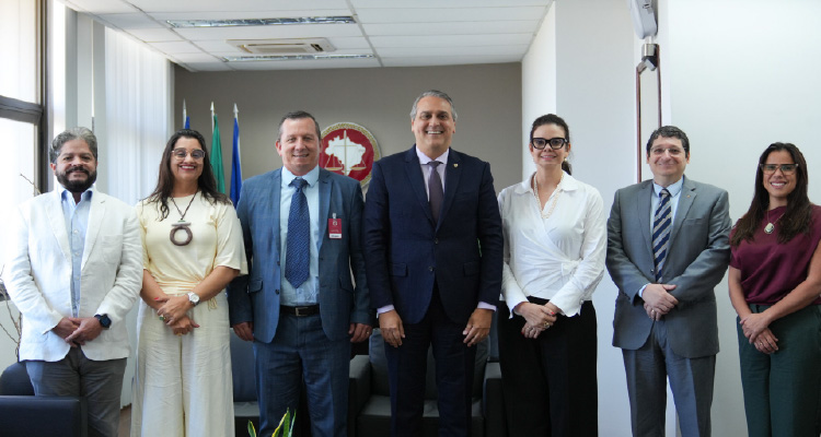 Fotografia dos participantes da reunião posando juntos