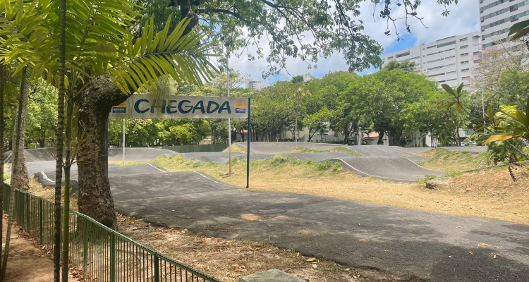 Fotografia da pista de bicicross do Parque da Jaqueira
