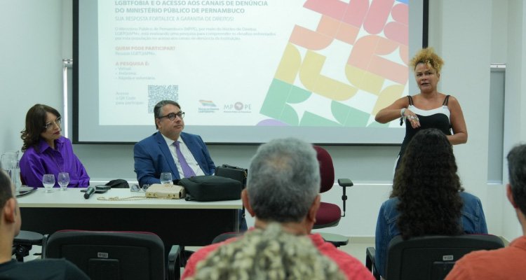 Fotografia dos PJs falando ao público