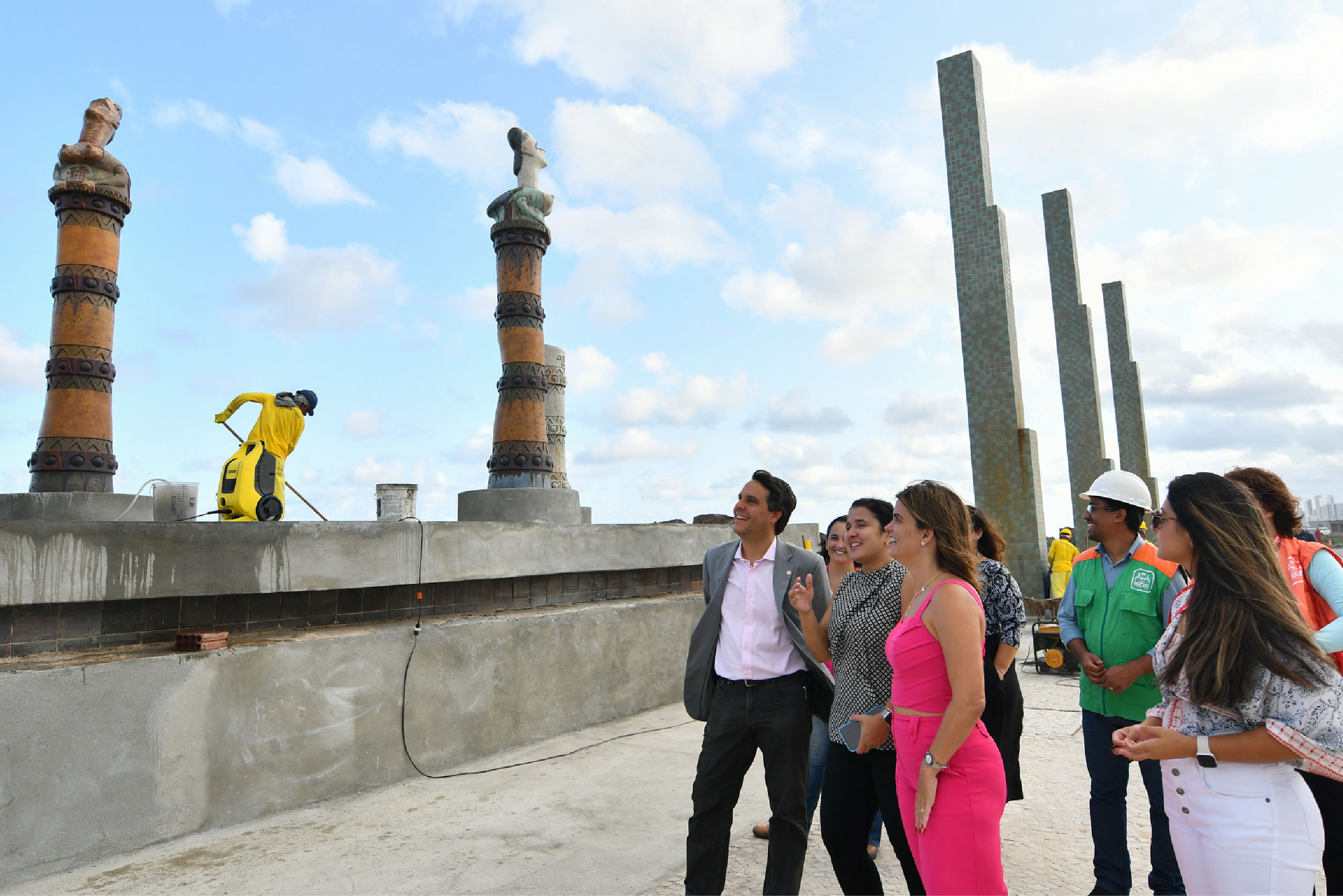Foto de pessoas observando as obras do Parque de Esculturas