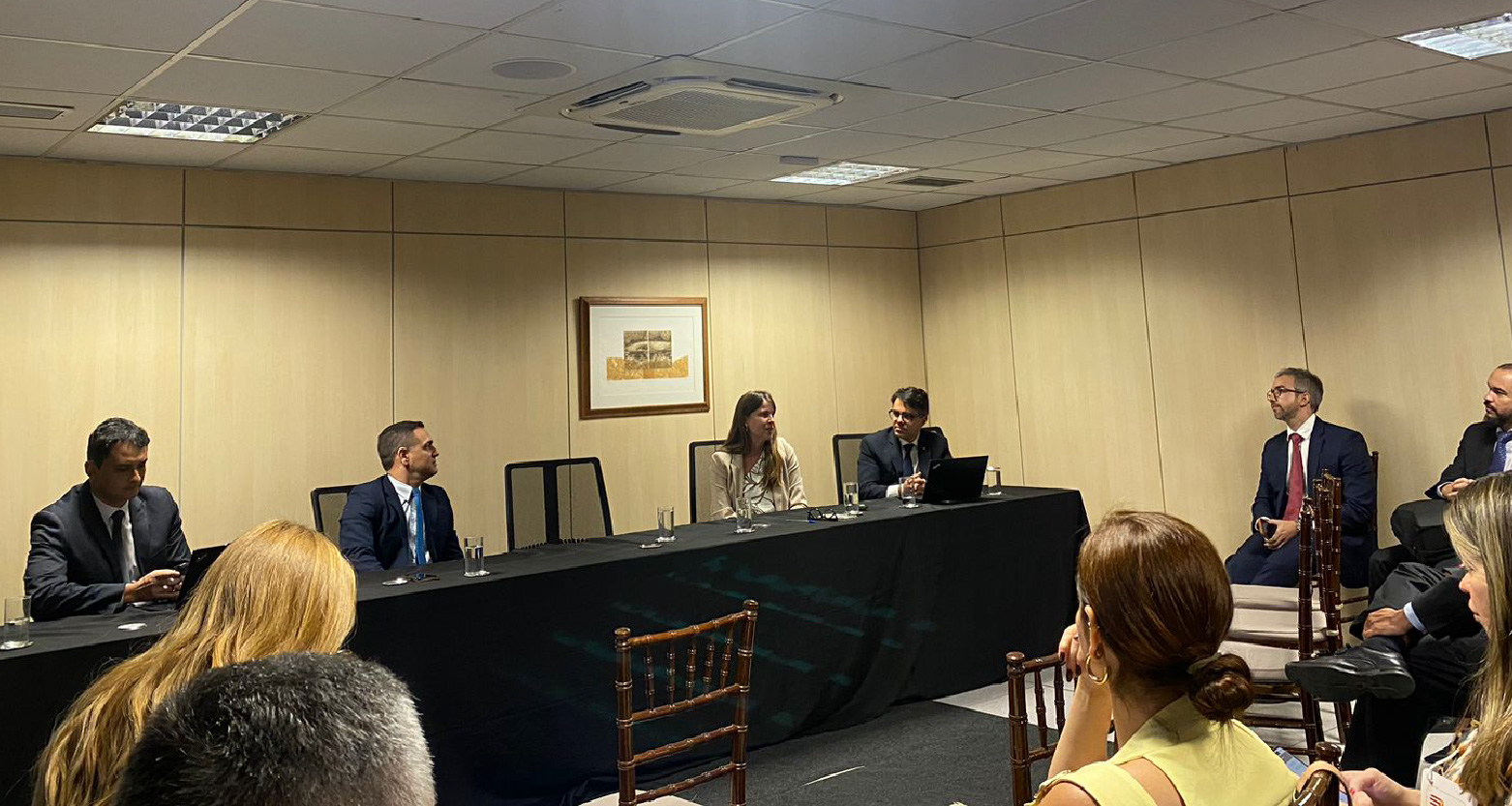 Fotografia dos PJs reunidos discutindo o manual