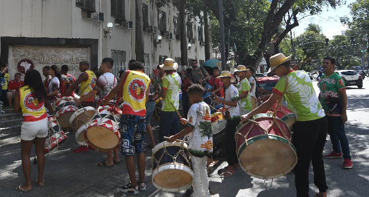 Fotografia de grupo de maracatu se apresentando em frente ao MPPE